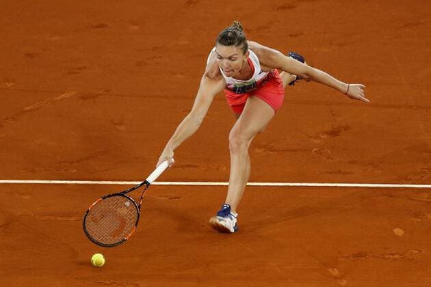 Rumanian tennis player Simona Halep in action against Slovak Dominika Cibulkova during their Mutua Madrid Open female final match played at Caja Magica tennis complex in Madrid, Spain, on 07 May 2016. Dominika Cibulkova vs Simona Halep !ACHTUNG: NUR REDAKTIONELLE NUTZUNG!  20160507-635982451612480143