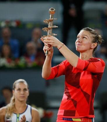 Rumanian tennis player Simona Halep (R) celebrates with the trophy her victory 6-2 and 6-4 against Slovak Dominika Cibulkova (L) during their Mutua Madrid Open female final match played at Caja Magica tennis complex in Madrid, Spain, on 07 May 2016. Dominika Cibulkova vs Simona Halep !ACHTUNG: NUR REDAKTIONELLE NUTZUNG!  20160507-635982485057729526