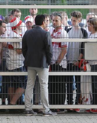 07.05.2016, Stuttgart, Fußball 1. Bundesliga 33. Spieltag Saison 2015 2016 VfB Stuttgart vs. FSV Mainz 05 , Robin Dutt diskutiert mit Fans am Zaun