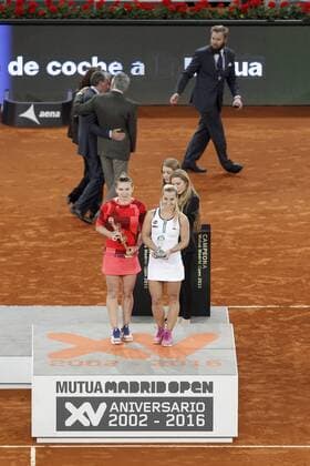 Simona Halep, Roumania (l) celebrates the victory in the Madrid Open Tennis 2016 Final match in presence of Slovakia s Dominika Cibulkova, Finalist .May, 7, 2016.  (20160507269)