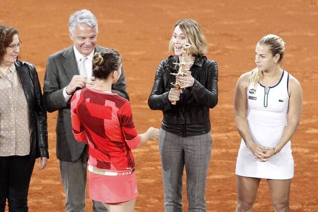 Simona Halep, Roumania, celebrates the victory in the Madrid Open Tennis 2016 Final match with the Nadia Elena Comaneci, former Romanian gymnast in presence of Slovakia s Dominika Cibulkova, Finalist .May, 7, 2016.  (20160507241)