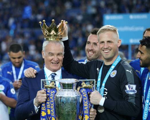 Bilder des Tages SPORT Leicester s Claudio Ranieri and Kasper Schmeichel celebrate with the trophy during the Barclays Premier League match at the King Power Stadium. Photo credit should read: David Klein Sportimage EDITORIAL USE ONLY. No use with unauthorised audio, video, data, fixture lists, club league logos or live services. Online in-match use limited to 120 images, no video emulation. No use in betting, games or single club league player publications.