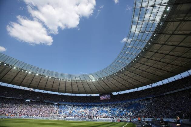Das Stadioninnere und die Ostkurve kurz vor Spielbeginn Hertha BSC Berlin - SV Darmstadt 98 1. Bundesliga 2015 2016, 1. BL, 1. Bundesliga, Rückrunde, Rueckrunde, DFL, Fußball, Fussball, soccer, Herren, Männer, Maenner, Deutschland, Germany, Ergebnis Berlin, 7.5.2016, Olympiastadion