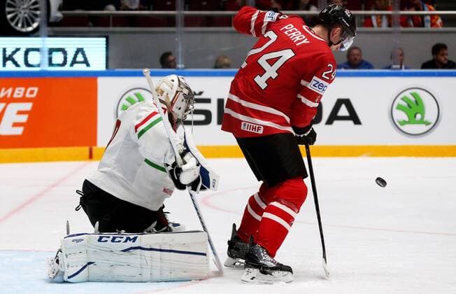 ST. PETERSBURG, RUSSIA. MAY 8, 2016. Hungary s goalie Zoltan Hetenyi (L) defends against Canada s Corey Perry in their 2016 IIHF World Championship WM Weltmeisterschaft Preliminary Round Group B Ice hockey Eishockey match at the Yubileyny Sports Palace. Alexander Demianchuk TASS  TS021FDD