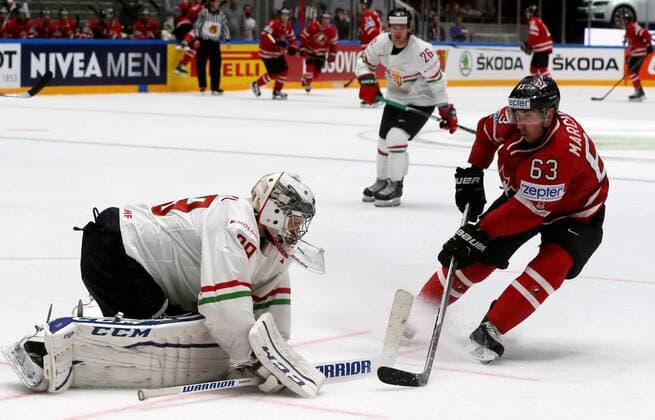 ST. PETERSBURG, RUSSIA. MAY 8, 2016. Hungary s goalie Zoltan Hetenyi (L) defends against Canada s Brad Marchand in their 2016 IIHF World Championship WM Weltmeisterschaft Preliminary Round Group B Ice hockey Eishockey match at the Yubileyny Sports Palace. Alexander Demianchuk TASS  TS021FE0