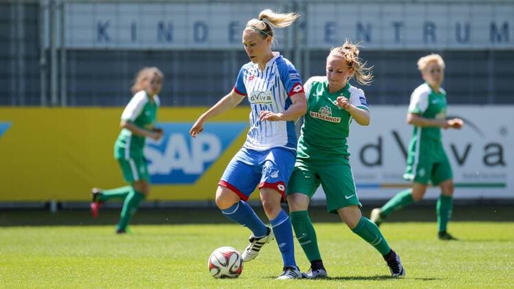 v.li.: Kristin Demann (Hoffenheim, 4), Cindy König (Cindy Koenig, Bremen, 11), Zweikampf, Duell, duel, tackle, tackling, Dynamik, Action, Aktion, Fussball, Allianz Frauen-Bundesliga, TSG 1899 Hoffenheim - SV Werder Bremen, xozx