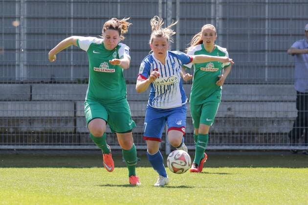 v.li.: Lisa-Marie Scholz (Bremen, 7), Emily Evels (Hoffenheim, 17), Fussball, Allianz Frauen-Bundesliga, TSG 1899 Hoffenheim - SV Werder Bremen, xozx