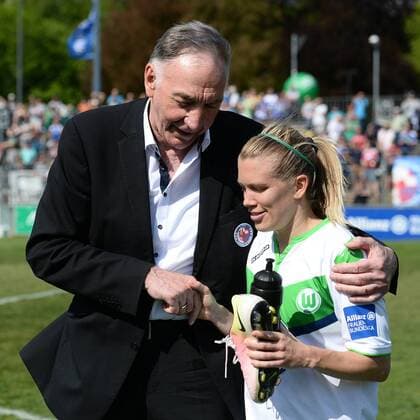 Fussball, Frauen, 1. Bundesliga, Saison 2015 2016 (21. Spieltag), 1. FFC Turbine Potsdam - VfL Wolfsburg, Cheftrainer Bernd Schröder (1. FFC Turbine Potsdam) und Lara Dickenmann (Nr. 21, VfL Wolfsburg) verabschieden sich voneinander, 08.05.16,