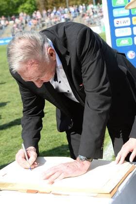 Fussball, Frauen, 1. Bundesliga, Saison 2015 2016 (21. Spieltag), 1. FFC Turbine Potsdam - VfL Wolfsburg, Cheftrainer Bernd Schröder (1. FFC Turbine Potsdam) trägt sich in das Goldene Buch der Stadt Potsdam ein, 08.05.16,