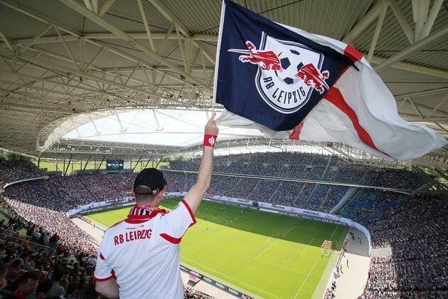 RB Leipzig - Karlsruhe Fußball 2.Bundesliga Leipzig, 08.05.2016, Red Bull Arena, Fussball, 2. Bundesliga, 33.Spieltag. , RB Leipzig vs. Karlsruher SC , Im Bild: RBL Fan mit Fahne vor Stadionübersicht. Das Stadion ist mit 42.559 Zuschauern ausverkauft! ,