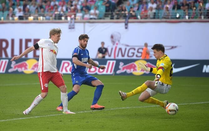 1:0 Torschuetze Emil Forsberg (RB 10) gegen Enrico Valentini (KSC 22) und KSC Torwart Vollath beim Fuehrungstreffer beim Spiel RasenBallsport Leipzig (RB) vs Karlsruher SC (KSC), Fussball, 2.Liga, 08.05.2016 , Leipzig Copyright: Modla Eibner-Pressefoto ep_cma
