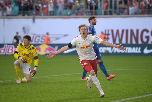 1:0 Torschuetze Emil Forsberg (RB 10) gegen Enrico Valentini (KSC 22) und KSC Torwart Vollath beim Fuehrungstreffer beim Spiel RasenBallsport Leipzig (RB) vs Karlsruher SC (KSC), Fussball, 2.Liga, 08.05.2016 , Leipzig Copyright: Modla Eibner-Pressefoto ep_cma