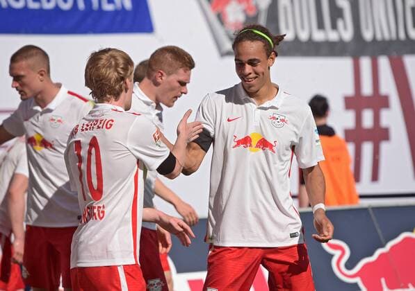 Jubel von 1:0 Torschuetze Emil Forsberg (RB 10) mit Yussuf Poulsen (RB 9) beim Spiel RasenBallsport Leipzig (RB) vs Karlsruher SC (KSC), Fussball, 2.Liga, 08.05.2016 , Leipzig Copyright: Modla Eibner-Pressefoto ep_cma