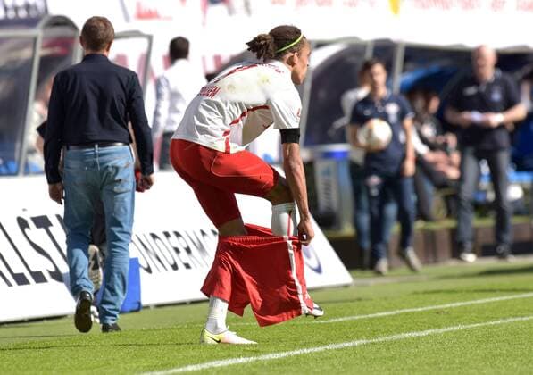 Yussuf Poulsen (RB 9) wechselt die Hosen am Spielfeldrand beim Spiel RasenBallsport Leipzig (RB) vs Karlsruher SC (KSC), Fussball, 2.Liga, 08.05.2016 , Leipzig Copyright: Modla Eibner-Pressefoto ep_cma