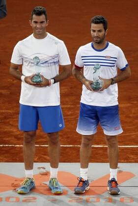 Tennis, ATP-Turnier in Madrid, Tecau und Rojer gewinnen Doppel RUmanian tennis player Horia Tecau (L) and Dutch Jean-Julien Rojer (R) pose with the winner s trophy after defeat 6-4 and 7-6 (5) to Indian Rohan Bopanna and Rumaniann Florin Mergea during their Mutua Madrid Open double male final match played at the Caja Magica tennis complex in Madrid, Spain, on 08 May 2016. Horia Tecau and Jean-Julien Rojer vs Rohan Bopanna and Florin Mergea !ACHTUNG: NUR REDAKTIONELLE NUTZUNG!  20160508-635983255576810534