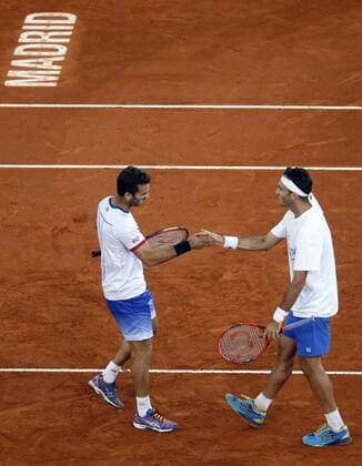 Tennis, ATP-Turnier in Madrid, Tecau und Rojer gewinnen Doppel RUmanian tennis player Horia Tecau (R) and Dutch Jean-Julien Rojer (L) celebrate after defeat Indian Rohan Bopanna and Rumaniann Florin Mergea during their Mutua Madrid Open double male final match played at the Caja Magica tennis complex in Madrid, Spain, on 08 May 2016. Horia Tecau and Jean-Julien Rojer vs Rohan Bopanna and Florin Mergea !ACHTUNG: NUR REDAKTIONELLE NUTZUNG!  20160508-635983256263834534