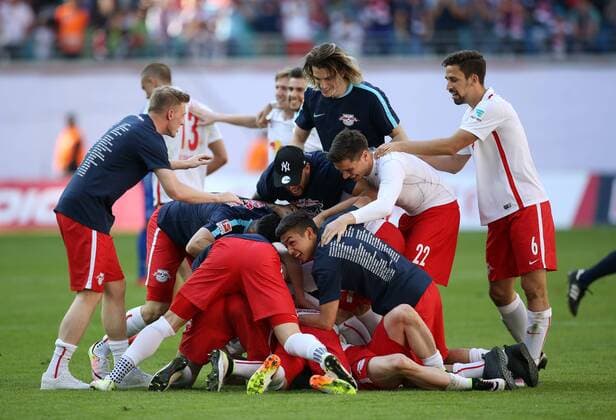 Mannschaftsjubel RB Leipzig feiert Aufstieg in die erste 1.Bundesliga Freude Emotion jubelnd Jubel nach Spielende Fußball Fussball zweite 2.Bundesliga Saison 2015 2016 08.05.2016 RB Leipzig RBL vs. Karlsruher SC KSC