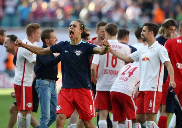 Yussuf Yurary Poulsen, Mannschaftsjubel RB Leipzig feiert Aufstieg in die erste 1.Bundesliga Freude Emotion jubelnd Jubel nach Spielende Fußball Fussball zweite 2.Bundesliga Saison 2015 2016 08.05.2016 RB Leipzig RBL vs. Karlsruher SC KSC