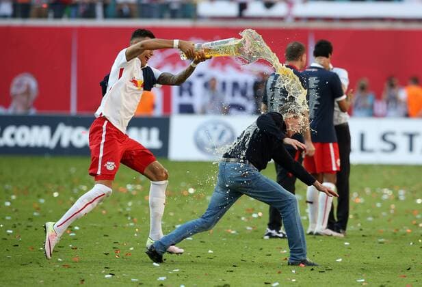 Bierdusche Davie Selke, Trainer Ralf Rangnick, RB Leipzig feiert Aufstieg in die erste 1.Bundesliga Freude Emotion jubelnd Jubel nach Spielende Fußball Fussball zweite 2.Bundesliga Saison 2015 2016 08.05.2016 RB Leipzig RBL vs. Karlsruher SC KSC