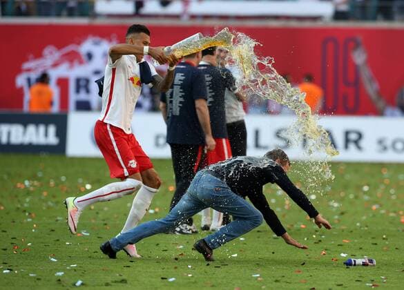 Bierdusche Davie Selke, Trainer Ralf Rangnick, RB Leipzig feiert Aufstieg in die erste 1.Bundesliga Freude Emotion jubelnd Jubel nach Spielende Fußball Fussball zweite 2.Bundesliga Saison 2015 2016 08.05.2016 RB Leipzig RBL vs. Karlsruher SC KSC
