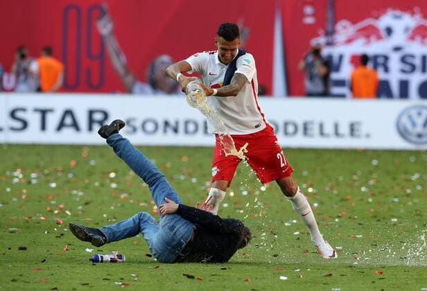 Themen der Woche - SPORT Bilder des Tages - SPORT Bierdusche Davie Selke, Trainer Ralf Rangnick, RB Leipzig feiert Aufstieg in die erste 1.Bundesliga Freude Emotion jubelnd Jubel nach Spielende Fußball Fussball zweite 2.Bundesliga Saison 2015 2016 08.05.2016 RB Leipzig RBL vs. Karlsruher SC KSC