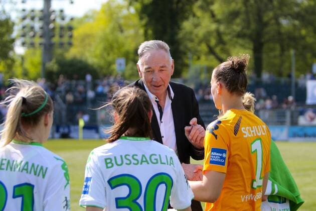 Fußball, Allianz Frauen Bundesliga, 1. FFC Turbine Potsdam - VfL Wolfsburg; Bernd Schröder (Bernd Schroeder, Trainer, Potsdam) tröstet Lara Dickenmann (Wolfsburg, 21), Elise Bussaglia (Wolfsburg, 30), Almuth Schult (Wolfsburg, 1) und Isabel Kerschowski (Wolfsburg, 27). xtgx