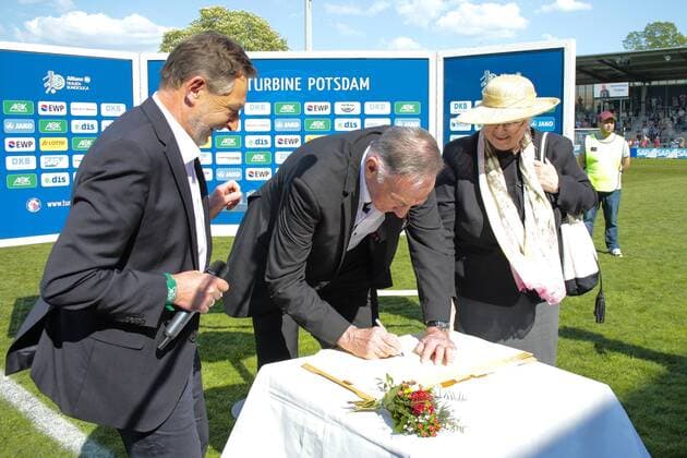 Fußball, Allianz Frauen Bundesliga, 1. FFC Turbine Potsdam - VfL Wolfsburg; v.l. Potsdams Oberbürgermeister Jann Jakobs, Bernd Schröder (Bernd Schroeder, Trainer, Potsdam) trägt sich ins Goldene Buch ein. xtgx