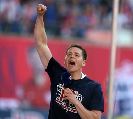 Dominik Kaiser vor den Fans, RB Leipzig feiert Aufstieg in die erste 1.Bundesliga Freude Emotion jubelnd Jubel nach Spielende Fußball Fussball zweite 2.Bundesliga Saison 2015 2016 08.05.2016 RB Leipzig RBL vs. Karlsruher SC KSC