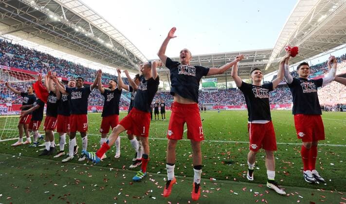 Mannschaft RB Leipzig feiert Aufstieg in die erste 1.Bundesliga Freude Emotion jubelnd Jubel nach Spielende Fußball Fussball zweite 2.Bundesliga Saison 2015 2016 08.05.2016 RB Leipzig RBL vs. Karlsruher SC KSC