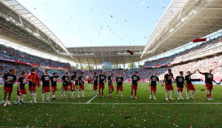 Mannschaft RB Leipzig feiert Aufstieg in die erste 1.Bundesliga Freude Emotion jubelnd Jubel nach Spielende Fußball Fussball zweite 2.Bundesliga Saison 2015 2016 08.05.2016 RB Leipzig RBL vs. Karlsruher SC KSC