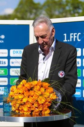 Fußball, Allianz Frauen Bundesliga, 1. FFC Turbine Potsdam - VfL Wolfsburg; Bernd Schröder (Bernd Schroeder, Trainer, Potsdam) sichtlich gerührt mit Blumenstrauß Porträt, Portrait, Einzelbild. xtgx