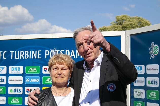 Fußball, Allianz Frauen Bundesliga, 1. FFC Turbine Potsdam - VfL Wolfsburg; Bernd Schröder (Bernd Schroeder, Trainer, Potsdam) mit Ehefrau. xtgx