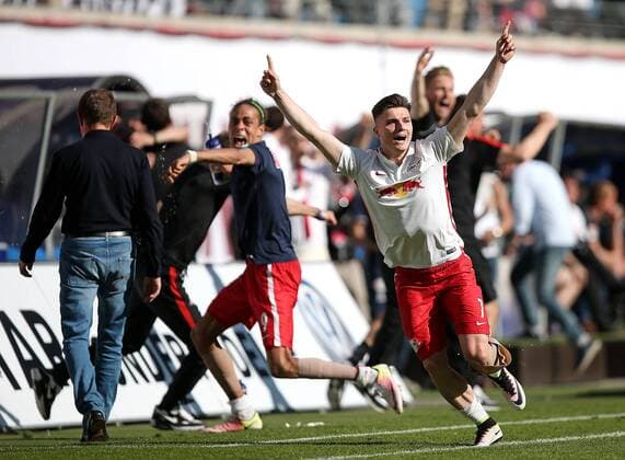 08.05.2016, Fussball 2.Bundesliga 2015 2016, 33.Spieltag, RasenBallsport Leipzig - Karlsruher SC, in der Red Bull Arena Leipzig. Jubel RB Leipzig zum Tor zum 2:0 , vorn Marcel Sabitzer (RB Leipzig) 