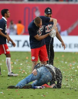 Trainer Ralf Rangnick verletzt sich bei Bierdusche von Davie Selke, Mannschaft RB Leipzig feiert Aufstieg in die erste 1.Bundesliga Freude Emotion jubelnd Jubel nach Spielende Fußball Fussball zweite 2.Bundesliga Saison 2015 2016 08.05.2016 RB Leipzig RBL vs. Karlsruher SC KSC