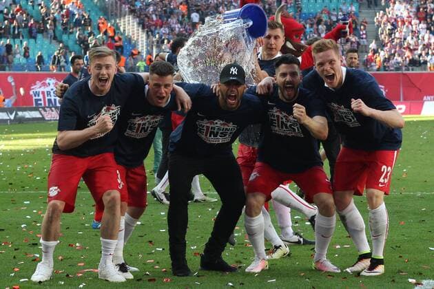 08.05.2016, xkvx, Fussball 2.Bundesliga, RB Leipzig - Karlsruher SC, emspor, v.l. Wasserdusche von Willi Orban (RB Leipzig) fuer seine Mitspieler, feiern den Auftsieg jubeln nach de Spielende freuen sich steigen auf Leipzig