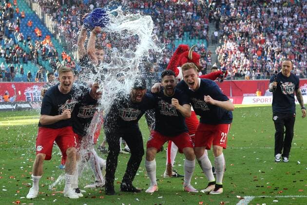 08.05.2016, xkvx, Fussball 2.Bundesliga, RB Leipzig - Karlsruher SC, emspor, v.l. Wasserdusche von Willi Orban (RB Leipzig) fuer seine Mitspieler, feiern den Auftsieg jubeln nach de Spielende freuen sich steigen auf Leipzig
