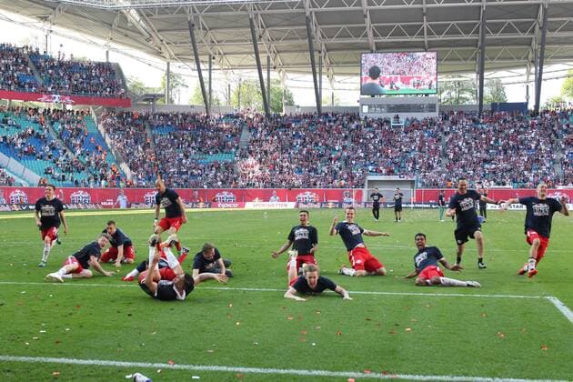 08.05.2016, xkvx, Fussball 2.Bundesliga, RB Leipzig - Karlsruher SC, emspor, v.l. Spieler von RB Leipzig feiern den Auftsieg jubeln nach de Spielende freuen sich steigen auf feiern mit den Fans Leipzig