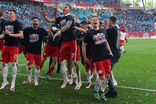 08.05.2016, xkvx, Fussball 2.Bundesliga, RB Leipzig - Karlsruher SC, emspor, v.l. Spieler von RB Leipzig feiern den Auftsieg jubeln nach de Spielende freuen sich steigen auf feiern mit den Fans Davie Selke (RB Leipzig), Dominik Kaiser (RB Leipzig) Leipzig