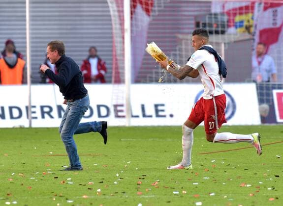 RB Trainer Ralf Rangnick wird von Davie Selke (RB 27) mit einer Bierdusche bedacht - Jubel bei den Leipzigern. Mit dem Sieg machen sie ihren Aufstieg in die 1. Liga perfekt. RasenBallsport Leipzig (RB) vs Karlsruher SC (KSC), Fussball, 2.Liga, 08.05.2016 , Leipzig Copyright: Modla Eibner-Pressefoto ep_cma