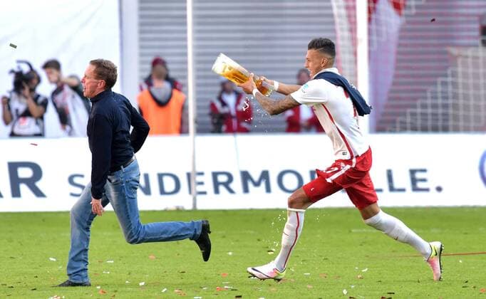 RB Trainer Ralf Rangnick wird von Davie Selke (RB 27) mit einer Bierdusche bedacht - Jubel bei den Leipzigern. Mit dem Sieg machen sie ihren Aufstieg in die 1. Liga perfekt. RasenBallsport Leipzig (RB) vs Karlsruher SC (KSC), Fussball, 2.Liga, 08.05.2016 , Leipzig Copyright: Modla Eibner-Pressefoto ep_cma