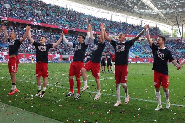 08.05.2016, xkvx, Fussball 2.Bundesliga, RB Leipzig - Karlsruher SC, emspor, v.l. Spieler von RB Leipzig feiern den Auftsieg jubeln nach de Spielende freuen sich steigen auf feiern mit den Fans Leipzig