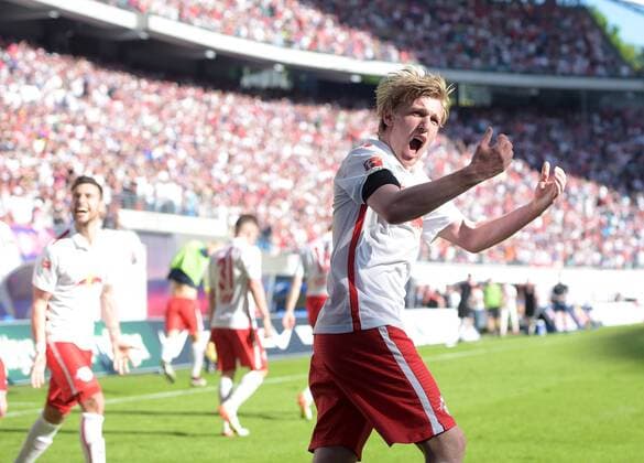 Emil Forsberg (RB 10) - Jubel bei den Leipzigern. Mit dem Sieg machen sie ihren Aufstieg in die 1. Liga perfekt. RasenBallsport Leipzig (RB) vs Karlsruher SC (KSC), Fussball, 2.Liga, 08.05.2016 , Leipzig Copyright: Modla Eibner-Pressefoto ep_cma