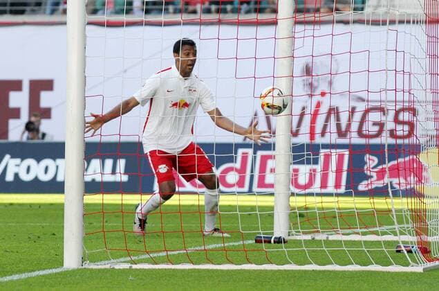 RB Leipzig - Karlsruhe Fußball 2.Bundesliga Leipzig, 08.05.2016, Red Bull Arena, Fussball, 2. Bundesliga, 33.Spieltag. , RB Leipzig vs. Karlsruher SC , Im Bild: Marvin Compper (RB Leipzig) und der Ball im Karlsruher Tor. Marcel Halstenberg (nicht im Bild) hat zum 2:0 getroffen. ,