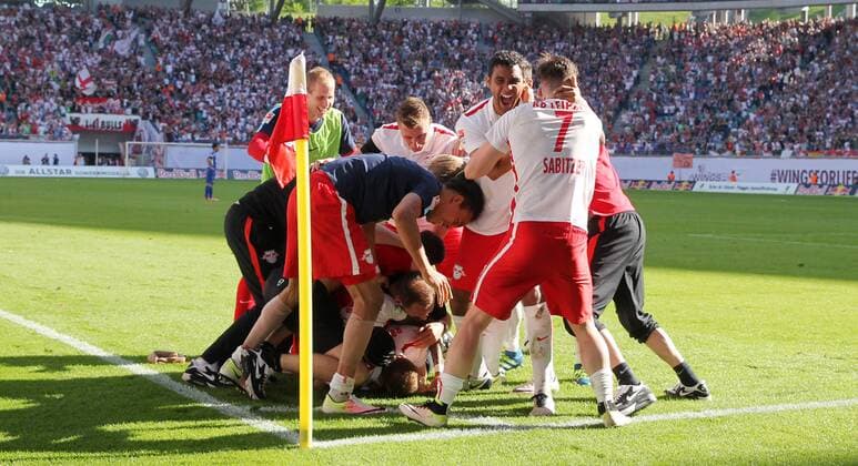 RB Leipzig - Karlsruhe Fußball 2.Bundesliga Leipzig, 08.05.2016, Red Bull Arena, Fussball, 2. Bundesliga, 33.Spieltag. , RB Leipzig vs. Karlsruher SC 2:0 (0:0) , Im Bild: Mannschaft von RB Leipzig. Torjubel nach dem Treffer zum 2:0 durch Torschütze Marcel Halstenberg (verdeckt). ,