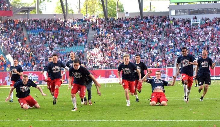 Themen der Woche - SPORT Jubel bei den Leipzigern. Mit dem Sieg machen sie ihren Aufstieg in die 1. Liga perfekt. RasenBallsport Leipzig (RB) vs Karlsruher SC (KSC), Fussball, 2.Liga, 08.05.2016 , Leipzig Copyright: Modla Eibner-Pressefoto ep_cma