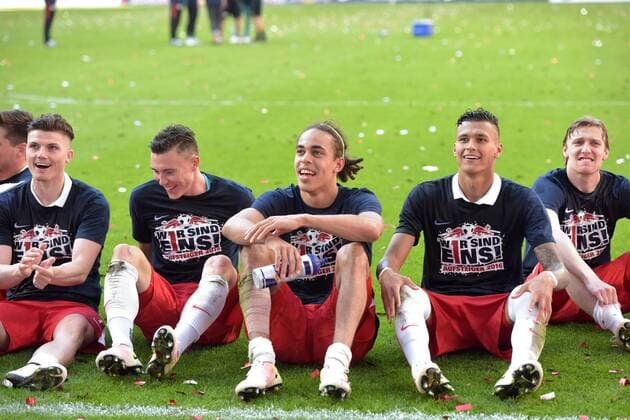 Marcel Sabitzer (RB 7), Nils Quaschner (RB 17), Yussuf Poulsen (RB 9), Davie Selke (RB 27), Emil Forsberg (RB 10) (l-r) - Jubel bei den Leipzigern. Mit dem Sieg machen sie ihren Aufstieg in die 1. Liga perfekt. RasenBallsport Leipzig (RB) vs Karlsruher SC (KSC), Fussball, 2.Liga, 08.05.2016 , Leipzig Copyright: Modla Eibner-Pressefoto ep_cma