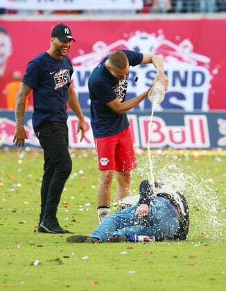 RB Leipzig - Karlsruhe Fußball 2.Bundesliga Leipzig, 08.05.2016, Red Bull Arena, Fussball, 2. Bundesliga, 33.Spieltag. , RB Leipzig vs. Karlsruher SC , Im Bild: Bei der vergeblichen Flucht vor der Bierdusche von Stefan Ilsanker verletzt sich Trainer Ralf Rangnick (am Boden) und hält sich das Bein, Li.: Terrence Boyd., RB Leipzig jubelt nach dem Sieg und steht als Aufsteiger in die 1. Bundesliga fest! ,
