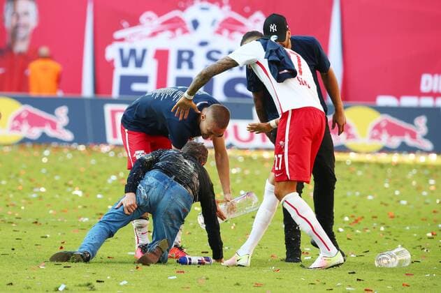 RB Leipzig - Karlsruhe Fußball 2.Bundesliga Leipzig, 08.05.2016, Red Bull Arena, Fussball, 2. Bundesliga, 33.Spieltag. , RB Leipzig vs. Karlsruher SC , Im Bild: Bei der vergeblichen Flucht vor der Bierdusche von Stefan Ilsanker (l.,hi) verletzt sich Trainer Ralf Rangnick (am Boden) und hält sich das Bein, Li.: Davie Selke vor Terrence Boyd., RB Leipzig jubelt nach dem Sieg und steht als Aufsteiger in die 1. Bundesliga fest! ,