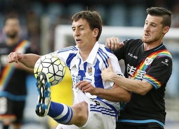 Real Sociedad s Oyarzabal (L) fights for the ball with Rayo Vallecano s Tito during their Liga Primera Division 37th journey match held at Anoeta stadium in San Sebastian, Basque Country, Spain, 8 May 2016. REAL SOCIEDAD VS RAYO VALLECANO !ACHTUNG: NUR REDAKTIONELLE NUTZUNG!  SSB007 20160508-635983297612369212