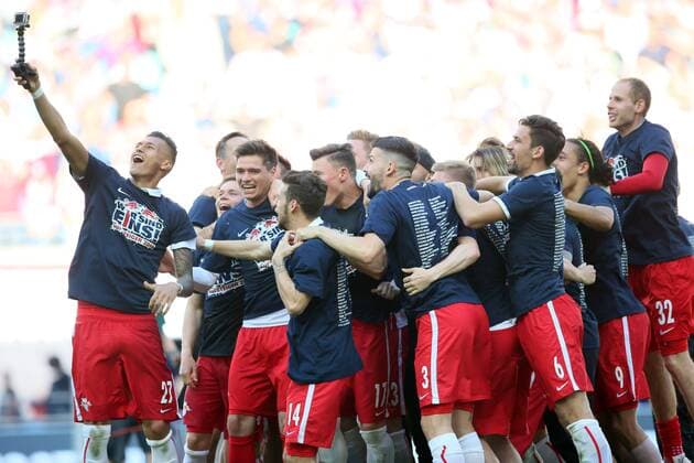 RB Leipzig - Karlsruhe Fußball 2.Bundesliga Leipzig, 08.05.2016, Red Bull Arena, Fussball, 2. Bundesliga, 33.Spieltag. , RB Leipzig vs. Karlsruher SC 2:0 (0:0) , Im Bild: Mannschaft von RB Leipzig. Davie Selke (l.) macht ein Teamselfie. , RB Leipzig steht als Aufsteiger in die 1. Bundesliga fest! ,